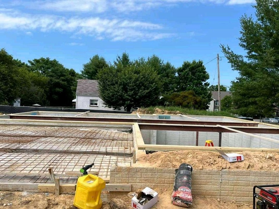 Trabajos de madera, cimientos de hormigón para una casa. cierre de una obra de madera con refuerzos de acero para la preparación de la losa. fundición de hormigón , estructura de la casa.